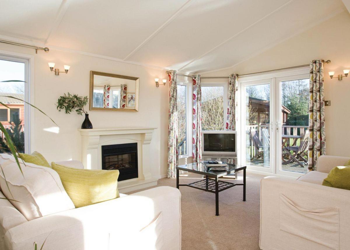 Dacre Lakeside Park Hotel Brandesburton Bagian luar foto